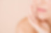 Femme avec la main sur le visage